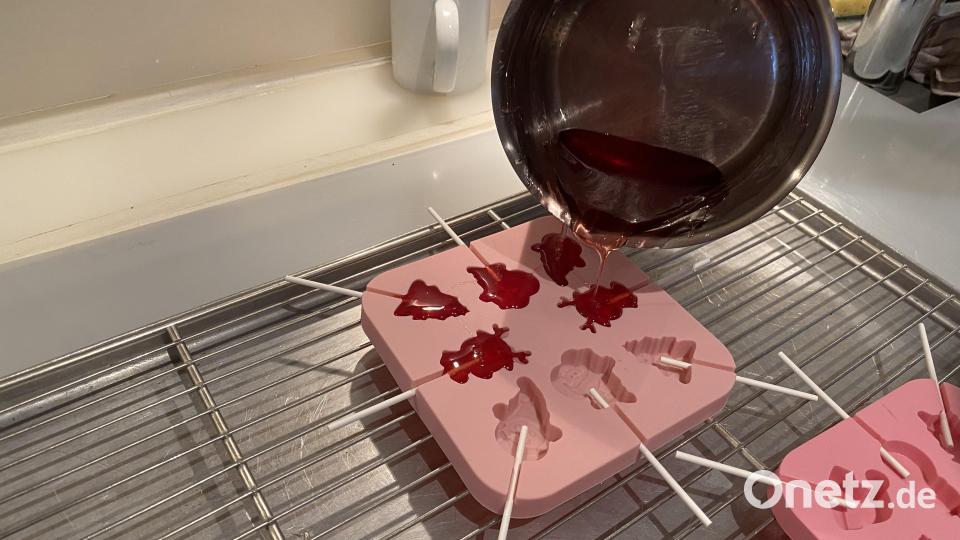 Auch Lutscher gehören zum Sortiment der Oberems, diese werden aber in Silikonformen gefüllt. Bild: sbö