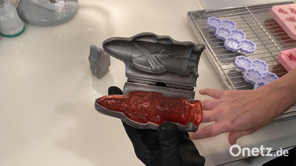 Man braucht Geschick, um die Figuren aus den Formen zu lösen. An Weihnachten gibt es auch Zucker-Nikoläuse. Bild: sbö