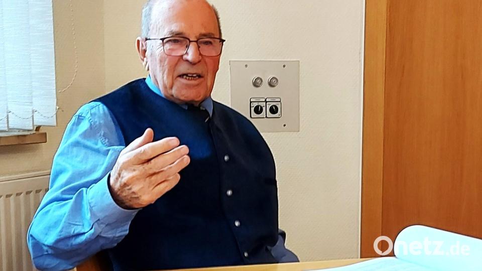 Der 91-jährige Max Zinnbauer präsentiert im Rathaussaal sein Lebenswerk. Seit 40 Jahren erforscht er die Archivalien zur Geschichte Oberviechtachs. Bild: lg