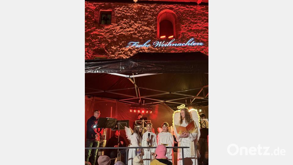 Das Christkind Susanne Ratzke mit seinen Engeln Klara, Mia und Leonie sorgten für strahlende Kinderaugen am Vilsecker Weihnachtsmarkt. Musikalisch umrahmt wurde der Besuch von den Schlichter Turmbläsern. Bild: Stefanie Gradl