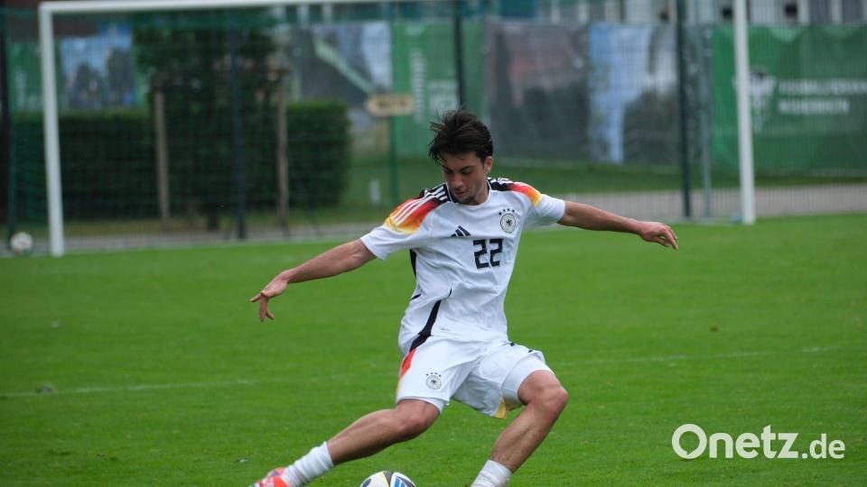 Noah Keller im Nationaltrikot. Jetzt hat der junge Illschwanger seinen Vertrag beim 1. FC Nürnberg langfristig verlängert. Bild: Stephan Keller