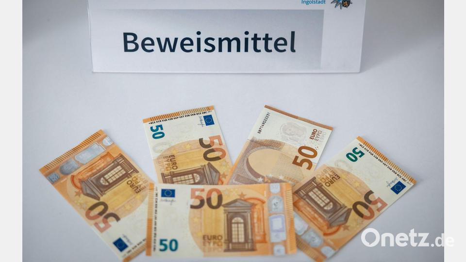 Die beiden Verdächtigen sollen nach bisherigem Ermittlungsstand mehr als 300.000 Euro Falschgeld hergestellt und in Umlauf gebracht haben. Bild: Daniel Karmann/dpa