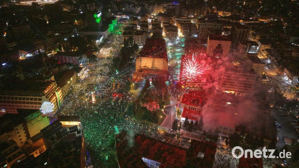 Feuerwerk erhellt den Himmel, während die Menschen den Clock Square in der syischen Stadt Homs anlässlich des ersten Jahrestags des Sturzes des Regimes von Bashar Assad füllen. Bild: Omar Albam/AP/dpa