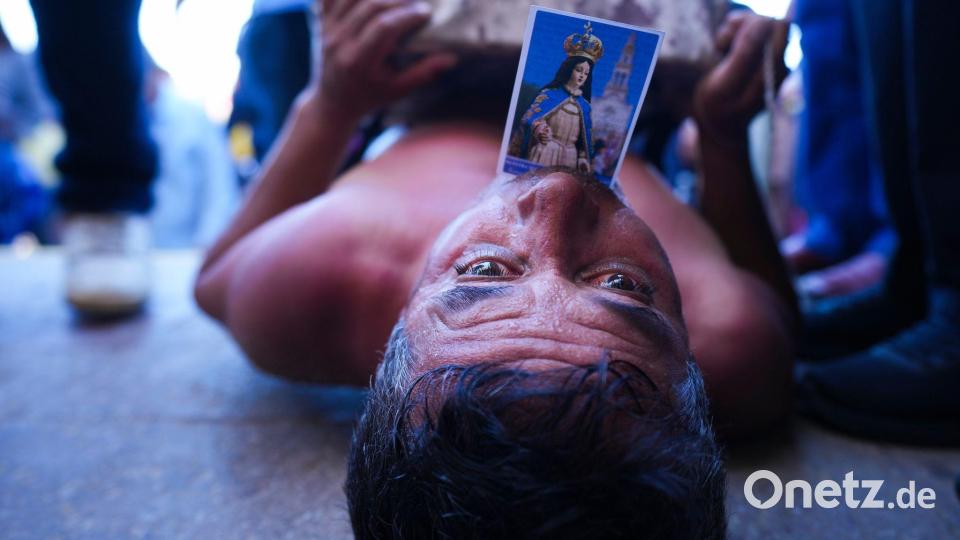 Ein Pilger kriecht während der jährlichen Feierlichkeiten zur Unbefleckten Empfängnis der Jungfrau Maria zur Wallfahrtskirche Lo Vasquez in Valparaiso in Chile. Bild: Esteban Felix/AP/dpa