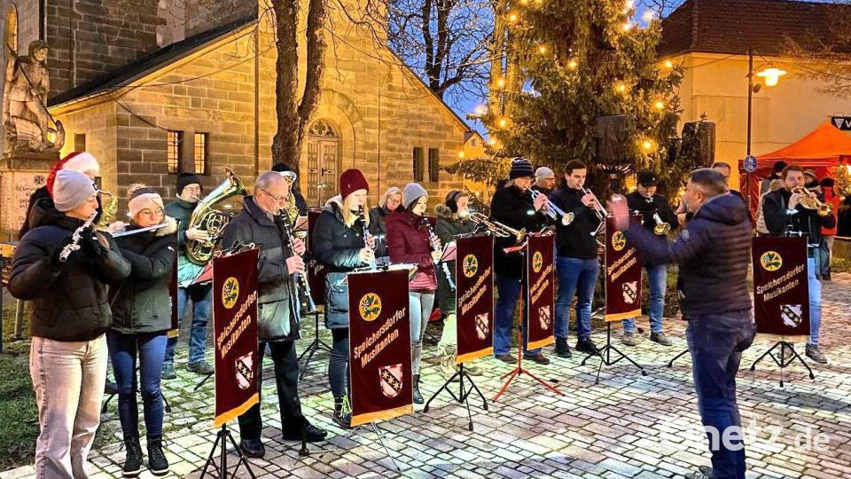 Die Speichersdorfer Musikanten beim Adventsmarkt. Archivbild: whü