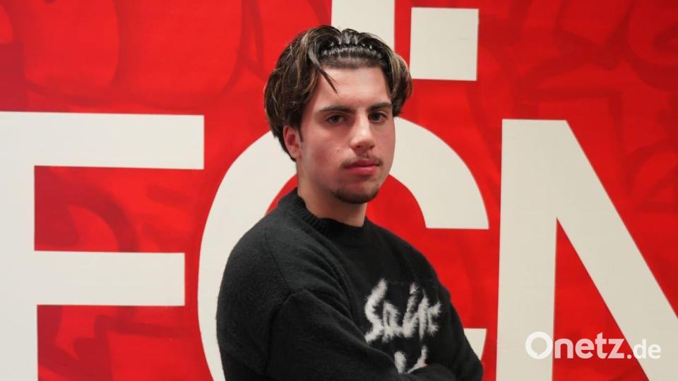 Noah Keller vor dem Logo des 1. FC Nürnberg. Bild: Stephan Keller