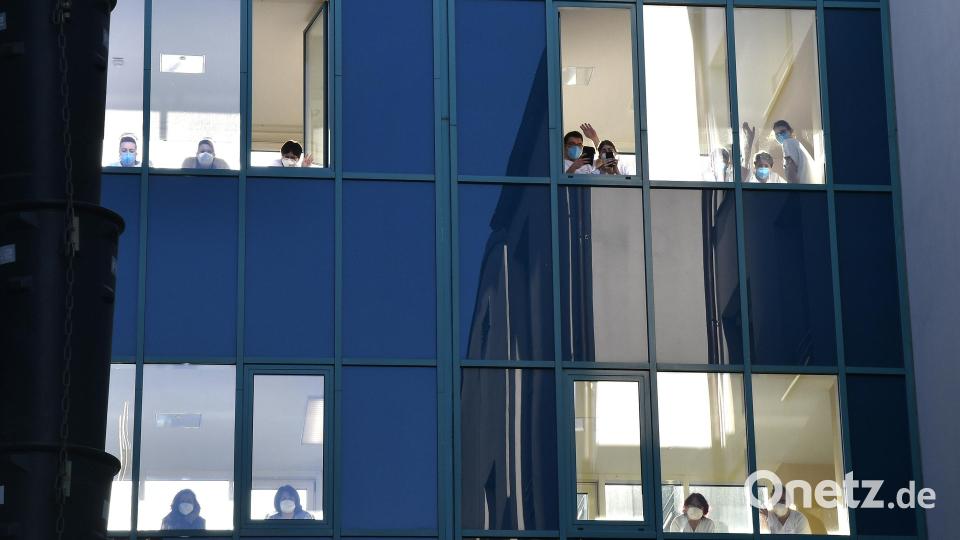 Patienten und Personal waren neugierig: Der Spatenstich mit Ministerpräsident Markus Söder zog viele Blicke auf sich. Bild: Petra Hartl