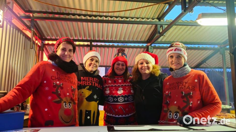 Es hat schon Tradition, dass am Weihnachtsmarkt-Samstag die Damen vom SV Sorghof den Grill in der Hand haben. Bild: Stefanie Gradl