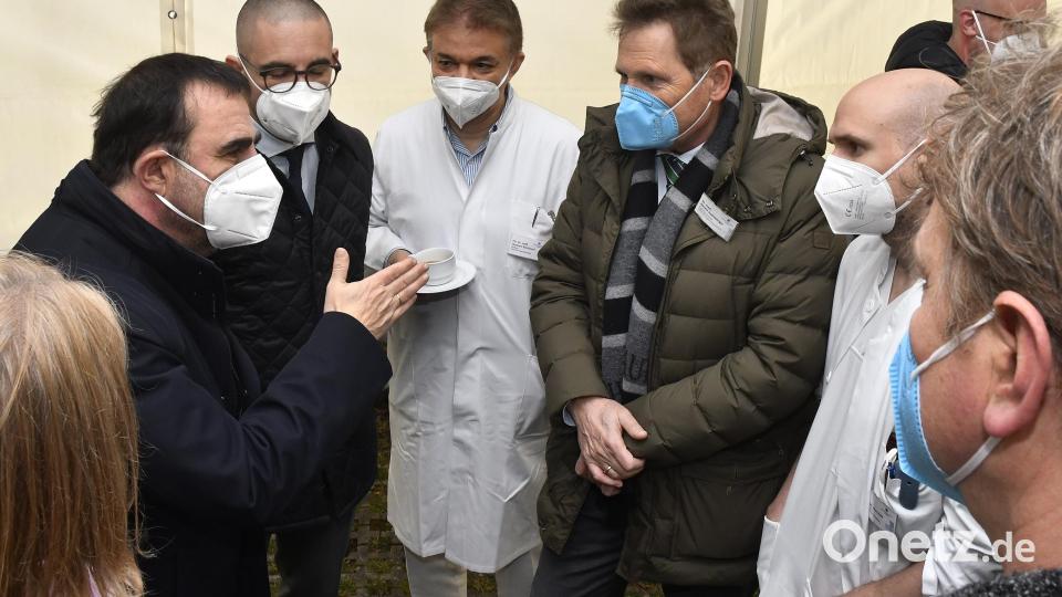 Gesundheitsminister Klaus Holetschek tauschte sich nach dem Spatenstich mit Mitarbeitern des Klinikums St. Marien aus. Bild: Petra Hartl