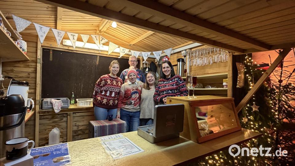 Viele Vereine, wie hier der TUS Vilseck, sorgten für die kulinarische Bewirtung am romantisch geschmückten Burghof. Bild: Stefanie Gradl