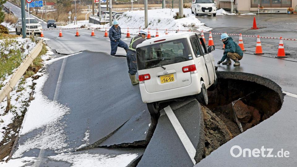Nach Erdbeben in Japan: Große Schäden an Straße in Tohoku, Präfektur Aomori. Bild: Kyodo/dpa