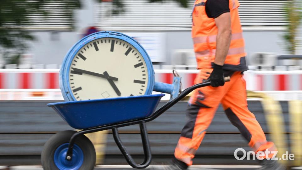 Immer wieder wird über die Arbeitszeit und auch die Abschaffung von Arbeitstagen diskutiert. Symbolbild: Arne Dedert/dpa/dpa-tmn