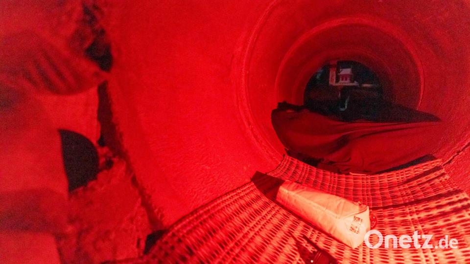 In Decken eingewickelte Thailänder, die vor Zusammenstößen zwischen thailändischen und kambodschanischen Soldaten geflohen sind, suchen Schutz in der thailändischen Provinz Buriram. Bild: Wason Wanichakorn/AP/dpa