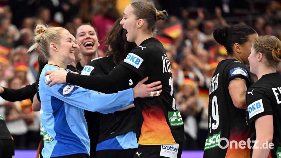 Die deutschen Handballerinnen bejubeln ihren Halbfinaleinzug. Bild: Federico Gambarini/dpa