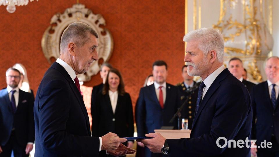 Der tschechische Präsident Petr Pavel (r) ernennt Andrej Babis zum neuen Ministerpräsidenten. Bild: Kamaryt Michal/CTK/dpa