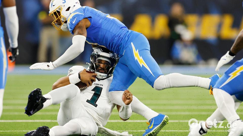 Jalen Hurts (unten) leistete sich gleich fünf Ballverluste. Bild: Caroline Brehman/AP/dpa