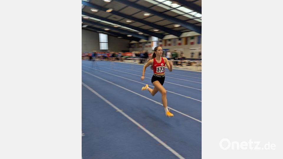 Emma Scharf beim 60 Meter-Lauf. Bild: Sabine Schnurrer