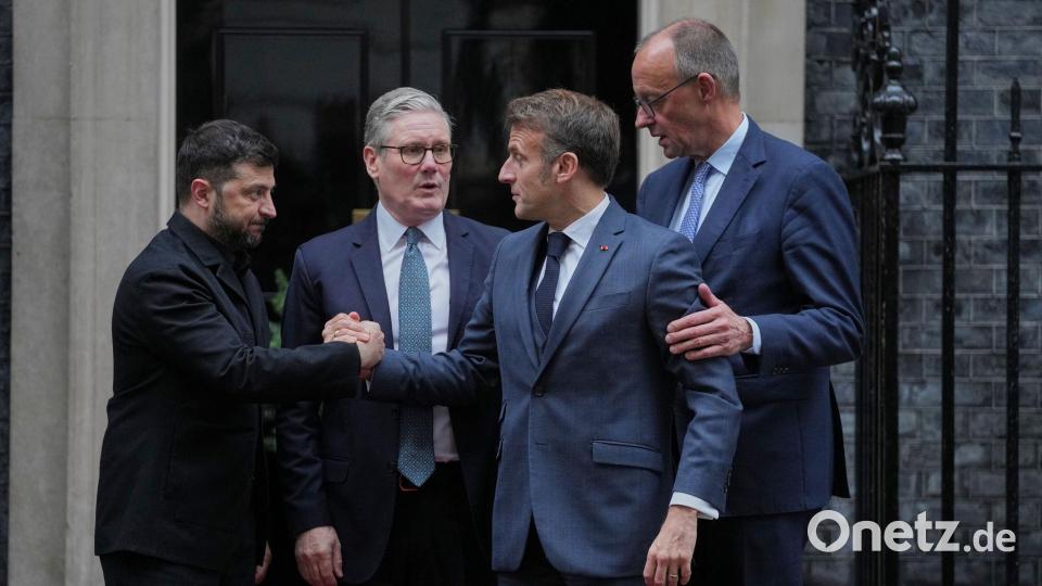 Wolodymyr Selenskyj (l-r), Präsident der Ukraine, der britische Premierminister Keir Starmer, der französische Präsident Emmanuel Macron und der deutsche Bundeskanzler Friedrich Merz reagieren nach einem Treffen vor der Tür der 10 Downing Street. Bild: Kin Cheung/AP/dpa