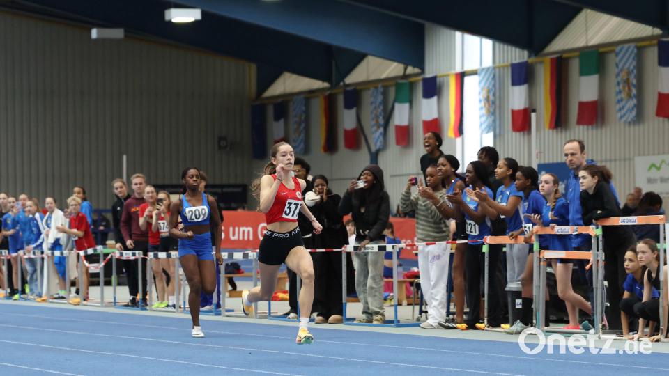 Emma Scharf (rechts) vom TV Jahn Wiesau lief über die 60 Meter und die 30 Meter fliegend Top-Zeiten. Bild: Theo Kiefner