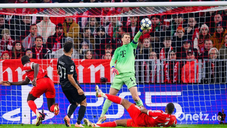 Mit seiner linken Pranke verhindert Manuel Neuer ein Eigentor von Jonathan Tah (am Boden). Bild: Tom Weller/dpa