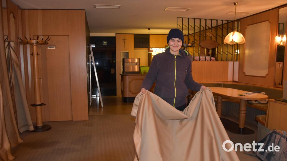 Hannah Mehler hat für die Kunstinstallation im Café Zettl Teppichware aus der Tuchfabrik Mehler mitgebracht. Es handelt sich um Reststoffe, die sie nachhaltig mit verwenden möchte für ihre Ausstellung. Bild: ubb