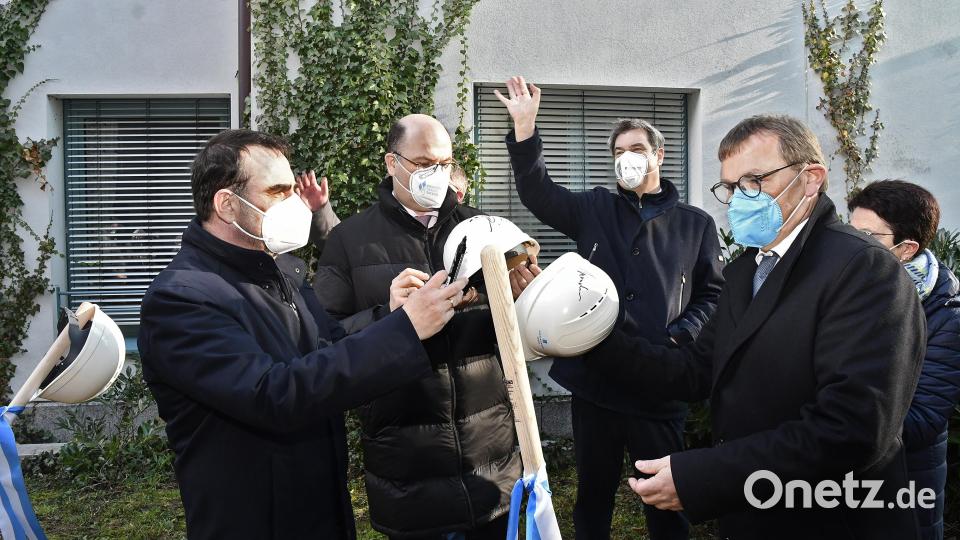 Klinik-Vorstand Manfred Wendl (rechts) konnte mit (von links) Gesundheitsminister Klaus Holetschek, Finanzminister Albert Füracker und Ministerpräsident Markus Söder viel Politikprominenz begrüßen. Bild: Petra Hartl