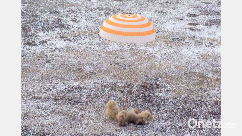 Das Sojus MS-27-Raumschiff ist bei der Landung in einem abgelegenen Gebiet in der Nähe der Stadt Zhezkazgan in Kasachstan zu sehen. An Bord sind der NASA-Astronaut Jonny Kim (Expedition 73) und die Roscosmos-Kosmonauten Sergei Ryzhikov und Alexei Zubritsky. Bild: Bill Ingalls/NASA/AP/dpa