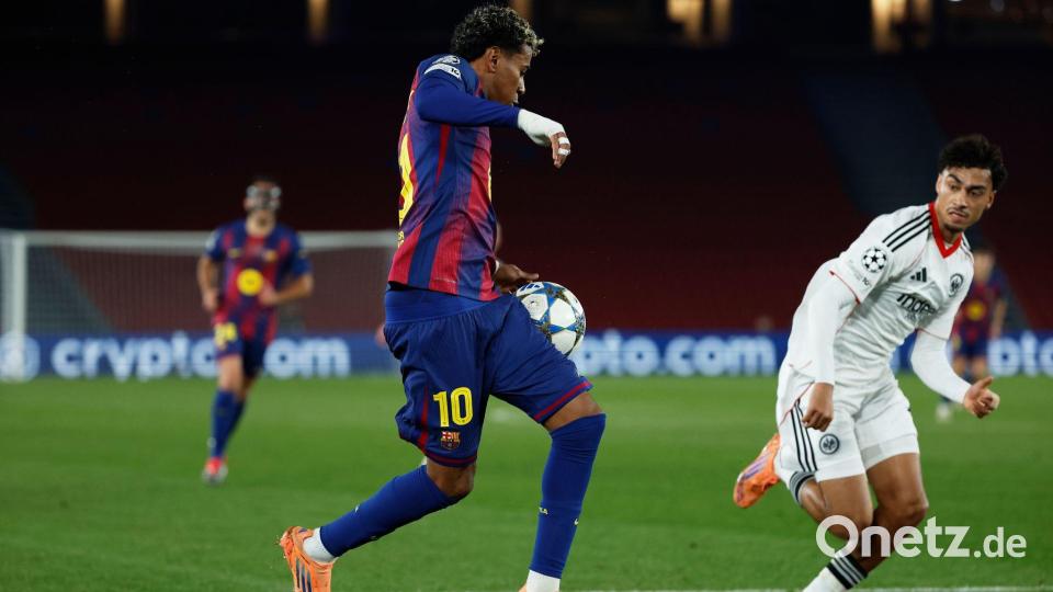 Nahm Barcelona-Star Lamine Yamal weitgehend aus dem Spiel: Nathaniel Brown (r). Bild: Joan Monfort/AP/dpa