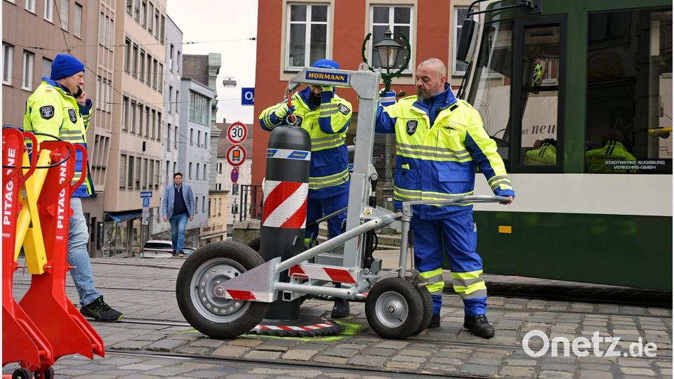 Die Poller-Verschieberei vom Augsburger Weihnachtsmarkt ist inzwischen bundesweit ein Internet-Hit. (Archivbild) Bild: Malin Wunderlich/dpa