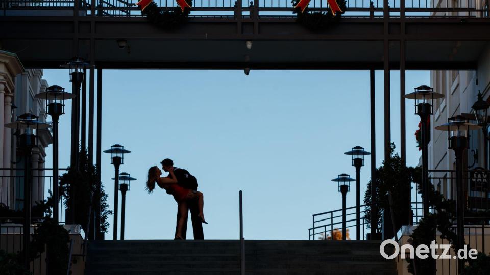 Ein Paar küsst sich an seinem einjährigen Hochzeitstag oben auf den Stufen der Jax Brewery im French Quarter von New Orleans. Bild: David Grunfeldv/The Times-Picayune/The New Orleans Advocate/dpa