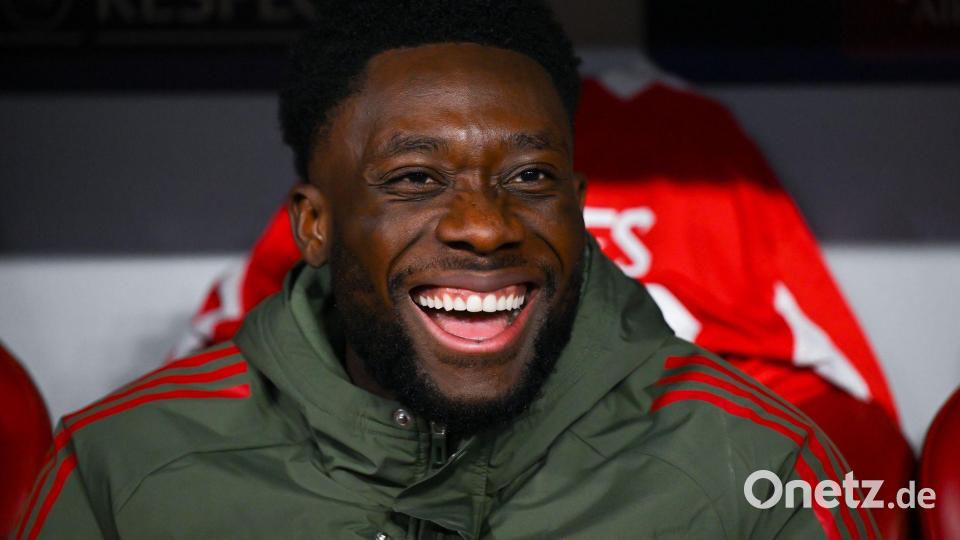 Schon die Rückkehr auf die Ersatzbank erfüllte Alphonso Davies vor dem Anpfiff mit purer Freude. Bild: Sven Hoppe/dpa