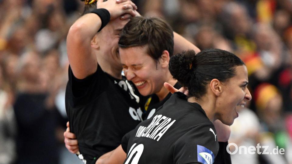Freude pur: Nach dem Halbfinal-Einzug können Alina Grijseels (m) und ihre Teamkolleginnen die Emotionen nicht mehr zurückhalten. Bild: Federico Gambarini/dpa