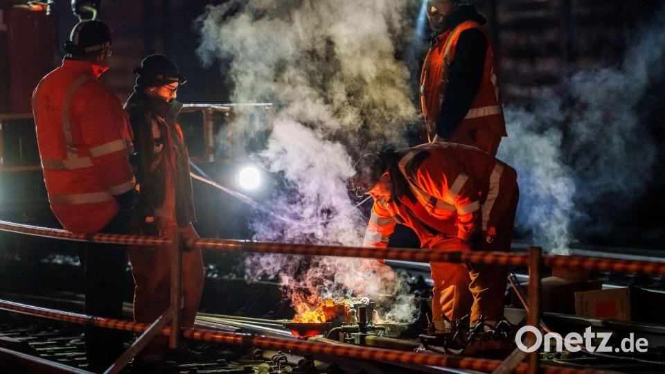 Ein Bautrupp ist im Bereich einer Weichenstörung in Frankfurt am Main im Einsatz. Bild: Andreas Arnold/dpa