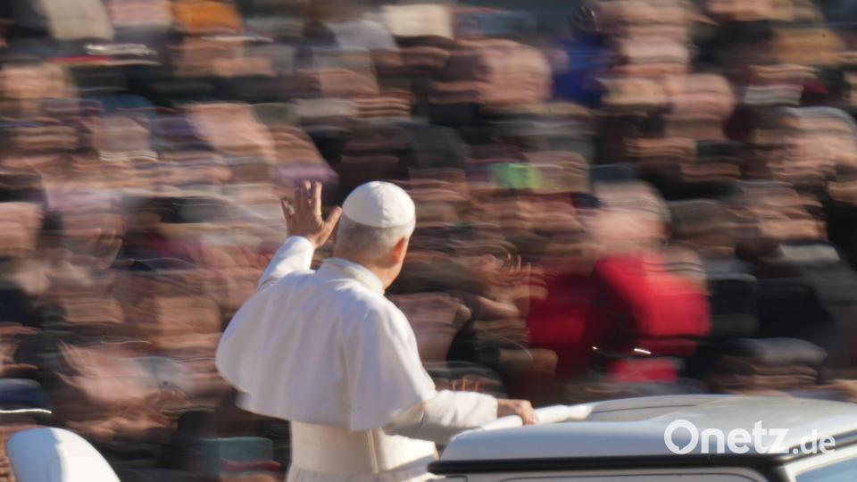 Petersplatz: Papst Leo XIV. winkt während wöchentlicher Generalaudienz den Anwesenden. Bild: Andrew Medichini/AP/dpa