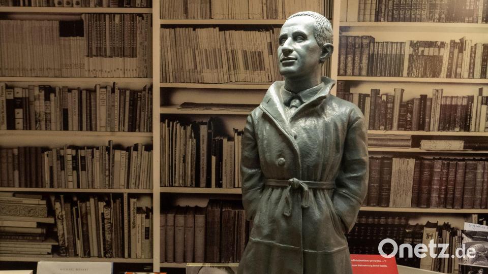 Eine Brechtfigur und Brecht-Literatur in einer Augsburger Buchhandlung. (Archivfoto) Bild: Stefan Puchner/dpa