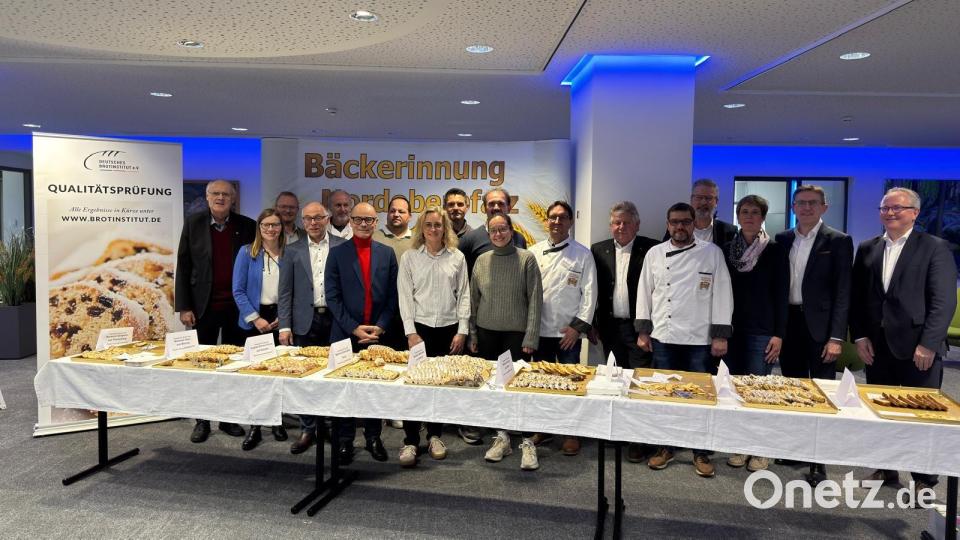 Die traditionelle Stollenprüfung der Bäcker-Innung Nordoberpfalz fand in Weiden in den Räumen Volks- und Raiffeisenbank Nordoberpfalz statt. Bild: Bäcker-Innung Nordoberpfalz