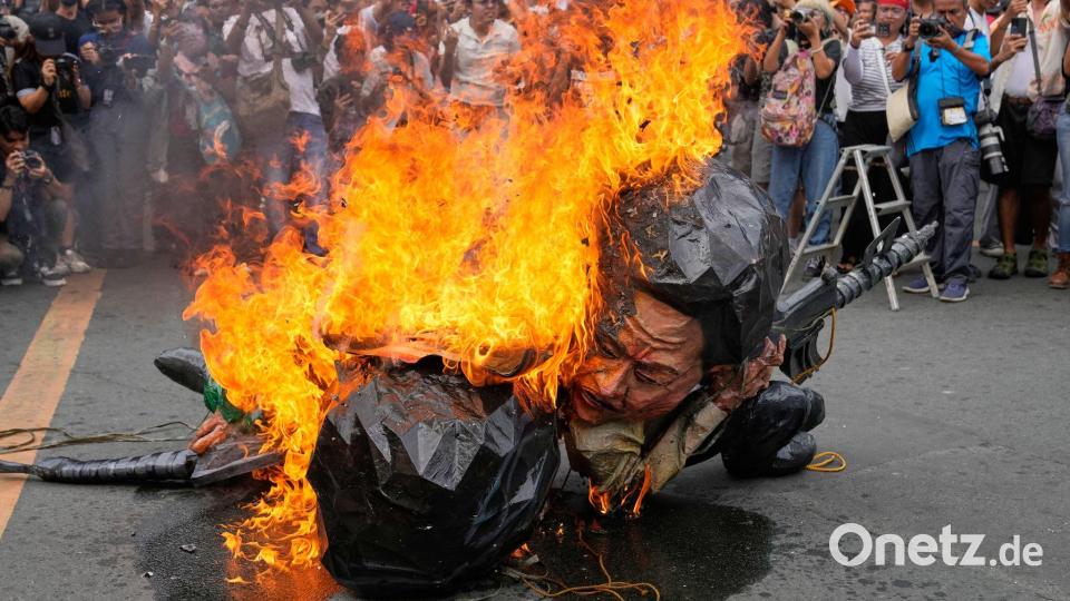 Manila: Demonstranten verbrennen Marcos-Figur am Internationalen Tag der Menschenrechte. Bild: Aaron Favila/AP/dpa