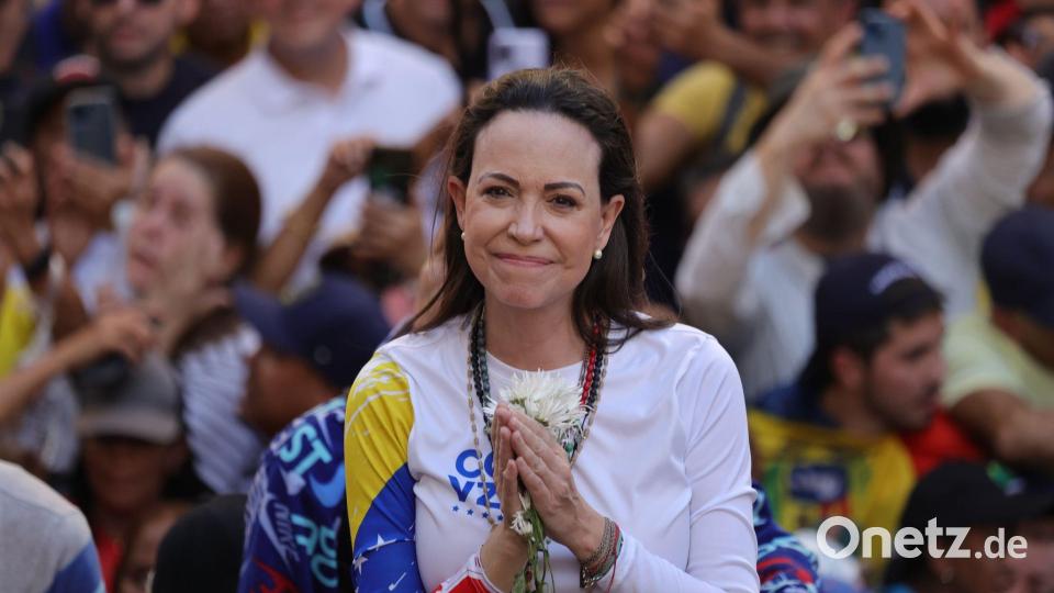 Das ist Nobelpreisträgerin Machado auf einer Kundgebung Anfang des Jahres, bevor sie aus Sorge um ihre Sicherheit untergetaucht ist. (Archivbild) Bild: Jesus Vargas/dpa