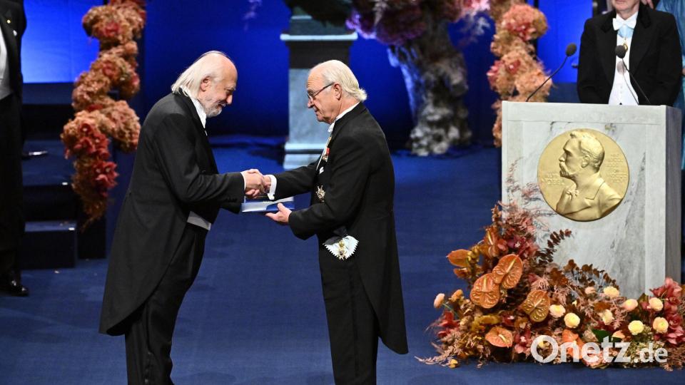 Auch Literaturnobelpreisträger László Krasznahorkai (links) erhielt in Stockholm seine Nobelmedaille aus den Händen von König Carl Gustaf. Bild: Anders Wiklund/TT News Agency/AP/dpa
