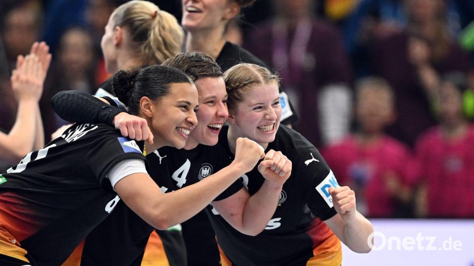 Die Handballerinnen Aimee von Pereira  (unten, l-r), Alina Grijseels (Deutschland) und Nina Engel (Deutschland) feiern den Sieg über Brasilien. Bild: Federico Gambarini/dpa