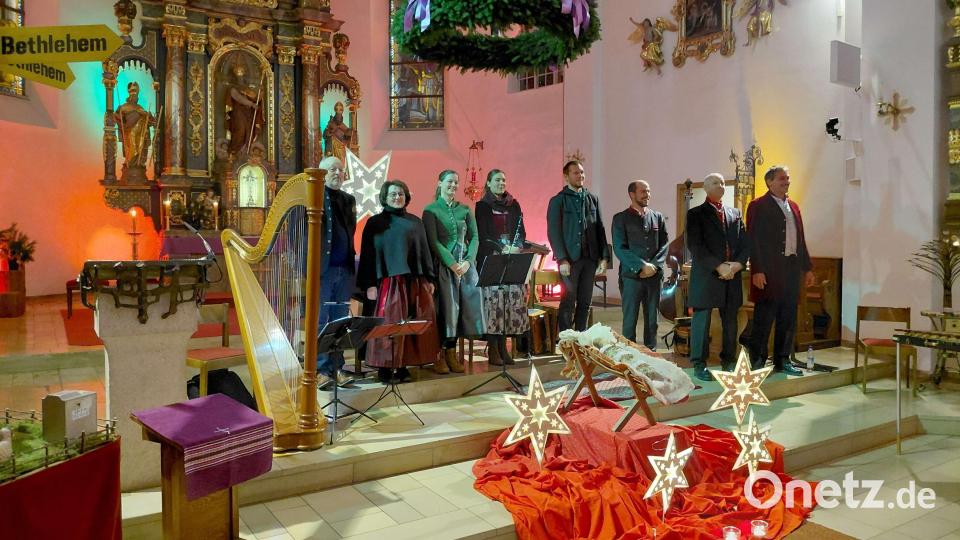 Viel Applaus spendet das Publikum beim Konzert „Bethlehem is überoi“. Bild: Petra Hoffmann