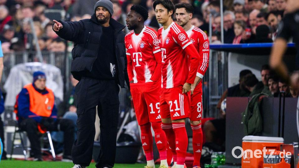 Der große Moment: Vincent Kompany (l) wechselt Alphonso Davies (2.vl) ein. Bild: Tom Weller/dpa