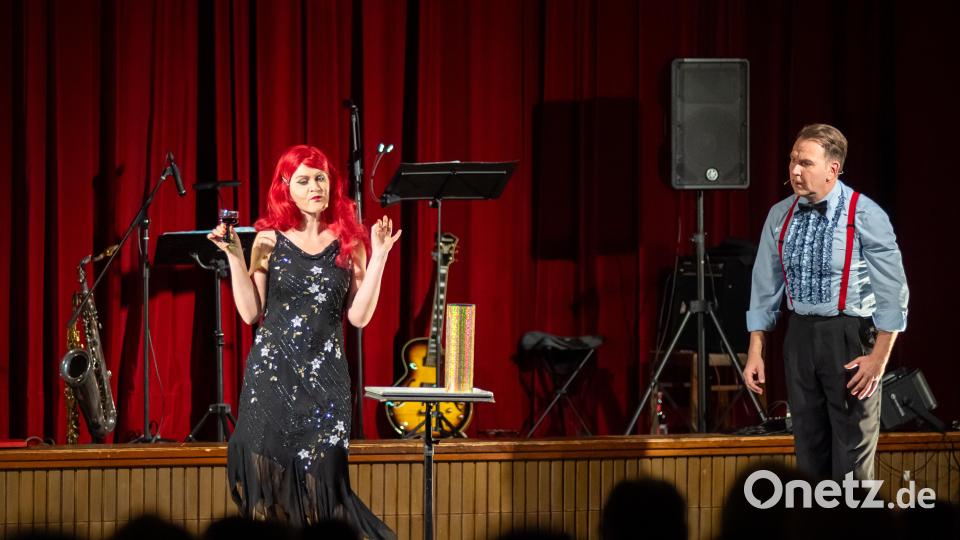 "Mrs. Ginger DeVine" und der "Wunderbare Herr Mai" begeisterten bei der Show "Vergiss Vegas" das Publikum. Bild: Hendrik Rosenboem