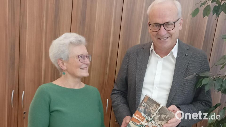 Bürgermeister Bernhard Lindner war der Erste, dem Marianne Moosburger ihr 240 Seiten starkes Buch überreichte. Bild: hka