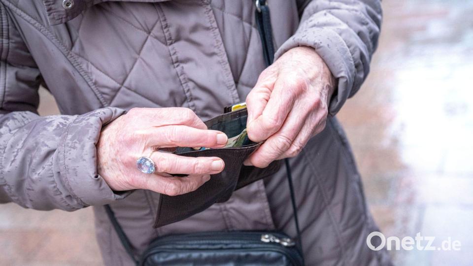 Was bleibt im Alter im Portemonnaie? Eine Rentenkommission und bereits vorher angestoßene Reformen sollen für auskömmliche Bezüge und ein bezahlbares System sorgen. (Symbolfoto) Bild: Sina Schuldt/dpa