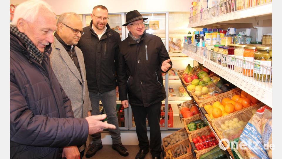 Neusorgs Bürgermeister Peter König- ALE-Amtsleiter Kurt Hillinger, Geschäftsführer Martin Schmid und Steinwald-Allianz-Vorsitzender Johannes Reger (von links) beim Besuch des Mobilen Dorfladens. Bild: kro