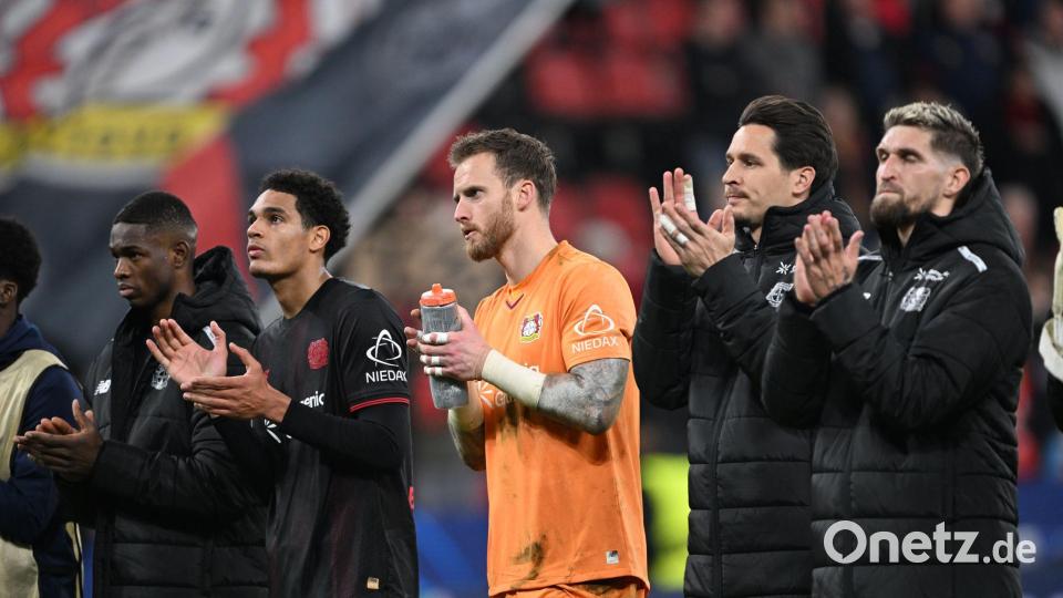 Leverkusens Mannschaft applaudierte den Fans nach dem 2:2 in der Champions League. Bild: Federico Gambarini/dpa