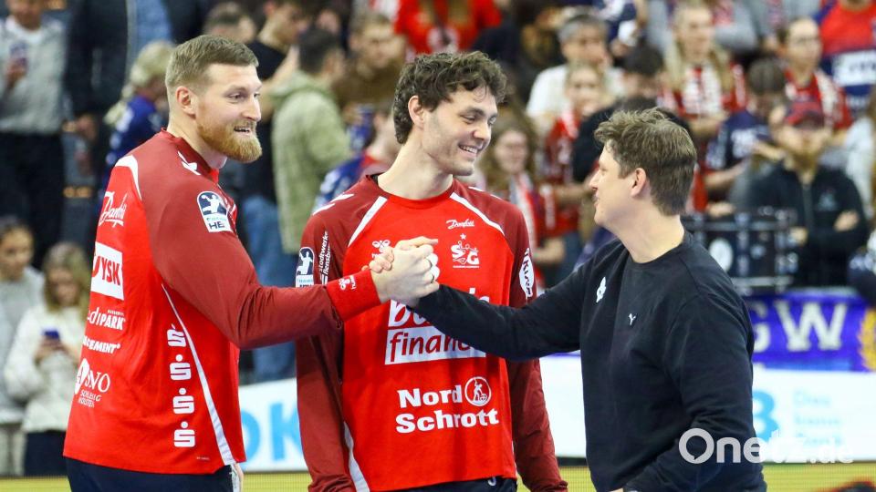 Flensburgs Ex-Trainer Nicolej Krickau (r) begrüßte seine früheren Spieler Blaz Blagotinsek (l) und Niclas Kirkelökke. Bild: Michael Hundt/dpa