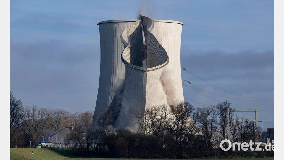Abgerissen: Der Kühlturm von Block B im ehemaligen Atomkraftwerk Biblis fällt in sich zusammen, nachdem er mit Spezialgeräten destabilisiert worden war. Bild: Boris Roessler/dpa
