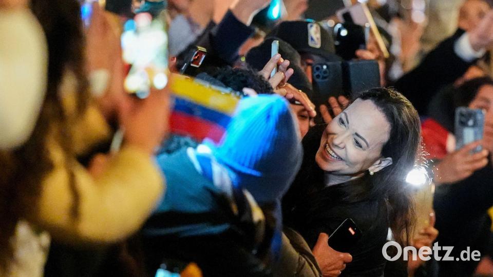Friedensnobelpreisträgerin Maria Corina Machado mit der vor dem Grand Hotel in Oslo versammelten Menge. Bild: Lise Åserud/NTB Scanpix/AP/dpa